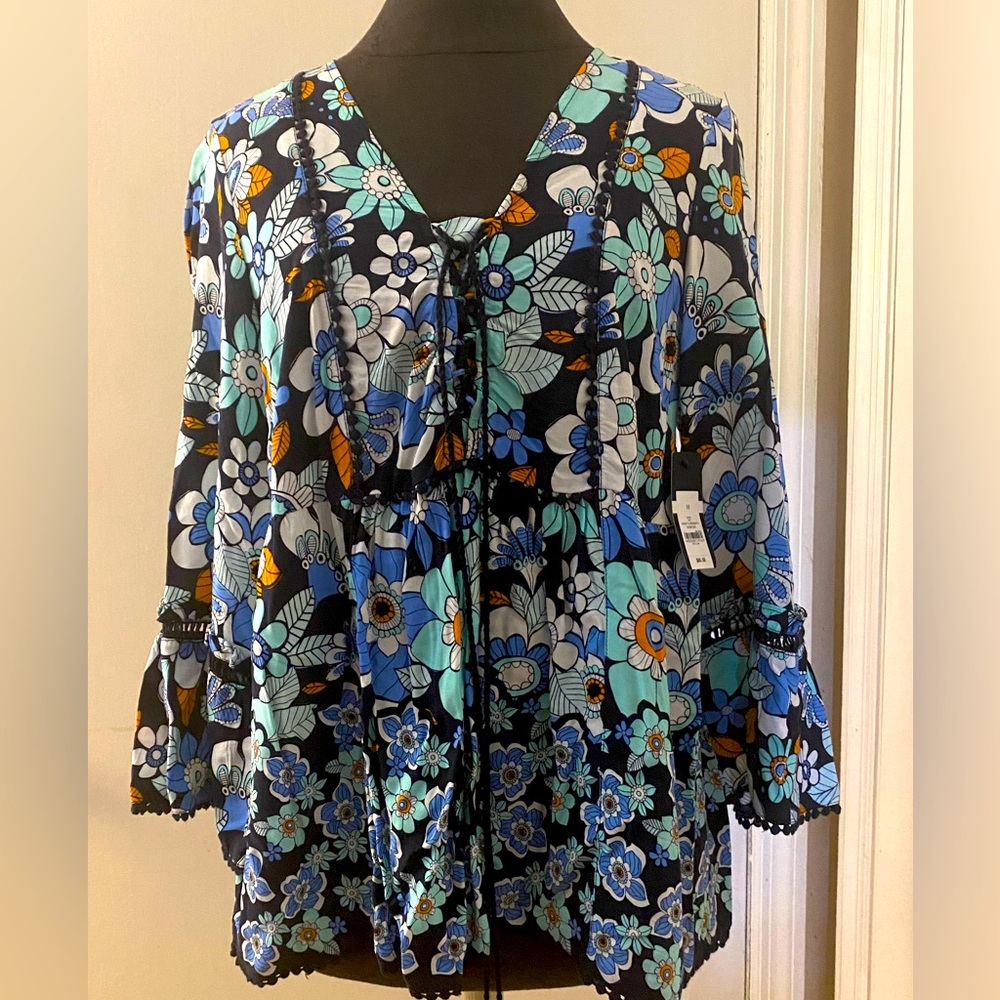 Crown & Ivy floral print peasant top. Size M